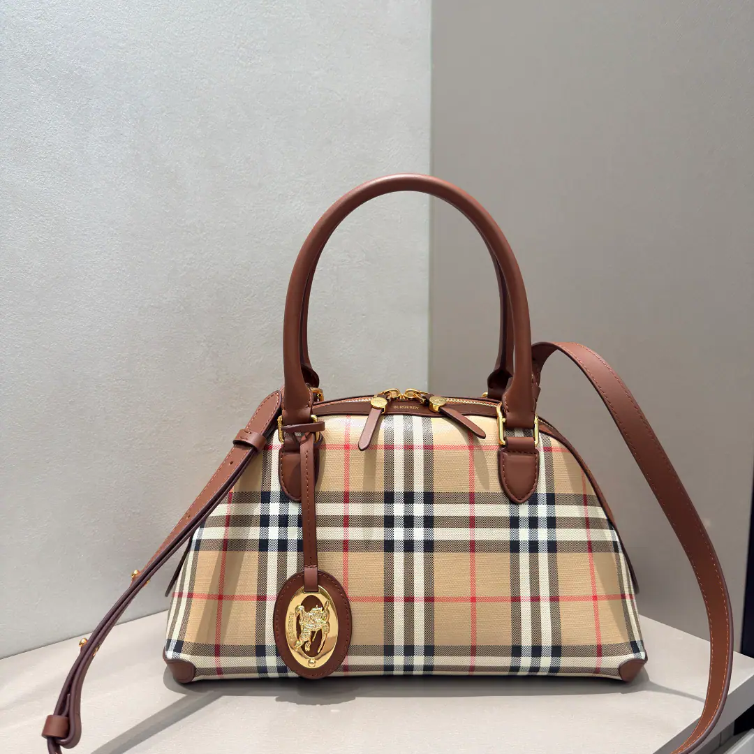 NewPrimrose Bags, ♪ And it's a stylistic shape ♪, I'm going to use the painted cotton cloth.. It's a work of art in Italy., I'm gonna blend in with a smooth little cow's skin.. Half-Assumption Arc Curve, Dotted Hider Rice Burberry Gravity stamp, With a demutable knight seal.. With cotton liners, Suitable for everyday requirements, Including cell phones., Make-up bags and sunglasses.. You can use the top handle on your handkerchief., Or slashed backseats with stylish shoulder belts.. Dimensions32x15.5x20cmModel0651