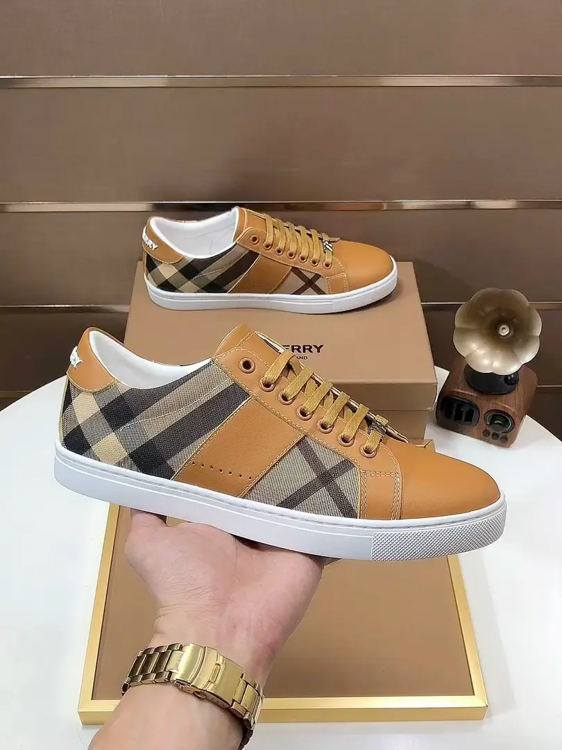 Plant 【burberry- Boboli.】Classic low-band sneakers.｜Imported cattle skin with classic glycerine.｜In the sheep's skin.｜Original Base｜The finest things to wear are comforts. Size: 38-44（45Do it.）