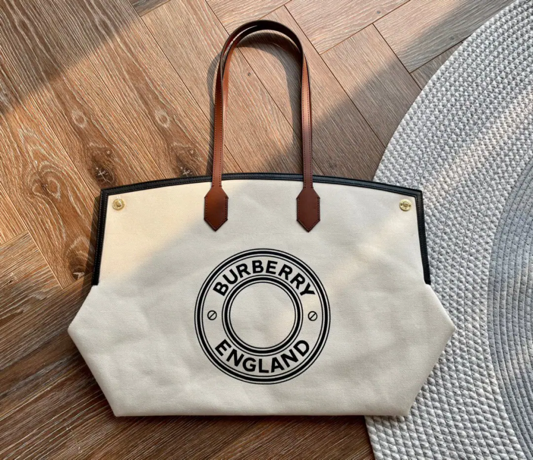 Special level BA new-style cotton canvas. Counter Quality A package version. A free tote bag.「Society – Saldi's handbag.」 The cotton canvas is the best. A double-colour leather decoration and logo stamp. You can carry it with your hands or your shoulders. The package has a unique button design. To facilitate the safe placement of accompanying items Dimensions: 0 Dimensions 38/32/22 Open up.47