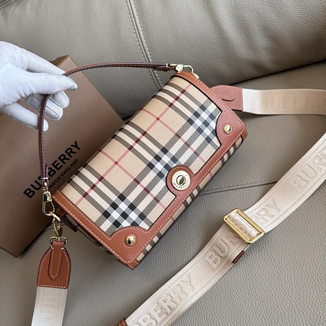 Special level BThe new home, the old-fashioned little bag. The top is really perfect.⭐️The handles and the wide shoulder are different.🌟Designed inspired by brand collection archives., Decoration BHome-made stripes and calf skin. Match. The button on the logo.. The limited amount of the color makes the classic different. Hand., ♪ Shoulder ♪, Slash Multifunctional Dimensions24 x 8 x 14cm🌟Model1671