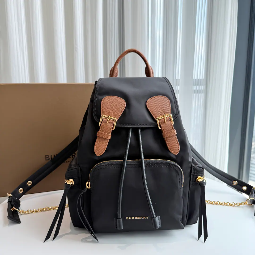 Special level The army backpack of the Chinese Brigade is prototyped with the hidden military bag., The nylon fabric is designed to protect against the rain., Decoration of the leather edges of the wire. 22 x 14 x 33cm