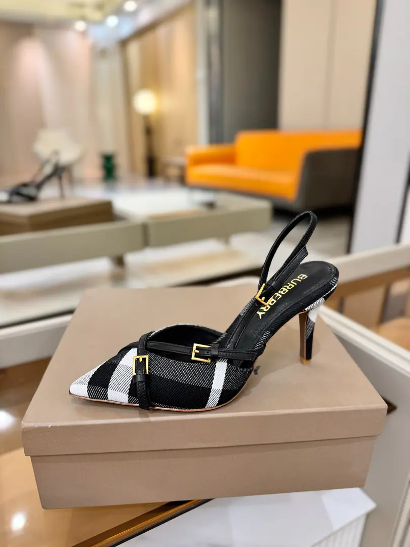 Burberryy Bobley. 𝑩𝒖𝒓𝒃𝒆𝒓𝒓𝒚𝒚 💝 👠 𝘽𝙪𝙧𝙗𝙚𝙧𝙧𝙮𝙮 Bobley. The only one who ever rolled up a high heels. A lazy, elegant, understanding style. 💋Shoes. 🎉BURBERRYBobley England.🇬🇧Luxury brands, Original1:1Copy, Synchronize new cabinets A high-end heel of grace., Decoration branding pattern. 🆕🆕🆕 ✅Fabulous.: Original Gear ✅Otsumi!: The original is really a big one. ✅He's tall.: 8.5𝙘𝙢 ✅Codes: 𝟑𝟒-𝟒𝟏（𝟑𝟒.𝟒𝟎.𝟒𝟏Do it.）