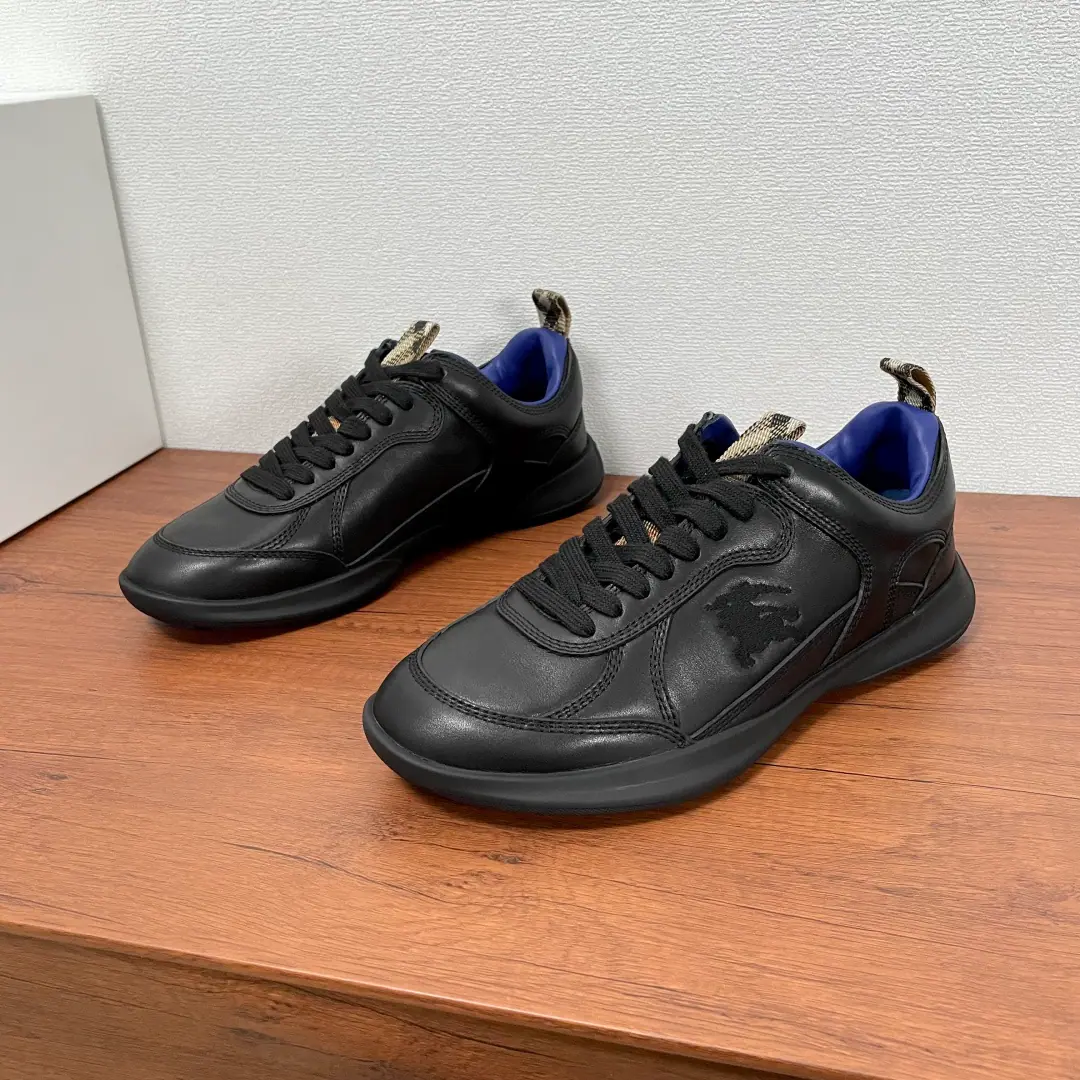 Burberry/- Boboli. A man's new money.Matrix Leather sneakers Original purchase1:1Development, Market top version, Distinguishing market traffic, Support comparison！ This sneakers is the first brand. 2025 Summer fashion show.. The Italian calf skin., The skin is light and soft and delicate., Integration is a line of detail., Imported machine-beds combined with handcrafted craft. Sports style, A little pony-tailed knight's logo on the outside., The tongue and the back heel are classics.Burberry Gravityweaving, A light rubber shoe and branded Knight of Horse., The calf's skin is marked with a pressurized tattoo.logoThe logo, the cow's skin and foot., The upper foot is comfortable.！A sneaker with the details., It's different from the cheap version of the market., Welcome to the acquisition.！Information card for the dustproof bag with the original box, etc.！ Codes: 39-40-41-42-43-44 Standard leather shoe size. （38/45You're not going to back off.）