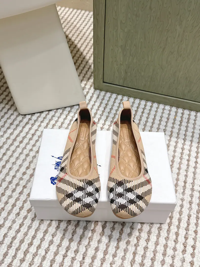 Requisition level BurberrySame pair of Maringueir flat shoes.！When the French romance meets Martutten, The ancient embroidery is above soft and true skin.. This is a small-ass ballet shoe., And with a stomping design., Breaking the boundaries of grace and leisure, It's a pair of skins., Like a second layer of skin.. ♪ A light step ♪, Every needle of embroidery tells of the lazyness and the manner of the streets of Paris.. From the cafe to the weekends., It's simple, not simple., Easy to handle commute., Date, I've been shopping for a lot of scenes.. Let the classic Grandma's shoe-style rejuvenation machine put a resounding tone on your suit., The French grace of your own.. The shoe head is more inclusive., It's more friendly for the big, fat, big, big sisters.. And then the ankles show more width than the feet., It's a little bit smaller for the feet., And pull the legs., Make your legs look longer.. A good pair of shoes is a super-optimal choice for the face. The mixed sheep skin is a hybrid species that is artificially grown., It's fabric. The best quality of the world.！A single skin., The skin of the mixed sheep is more delicate., It's more flexible., Softer than ever.. In the inside of a high-end shoe., That's perfect.！I'm comfortable with my feet and I'm good with air., This is the unique experience of mixed sheep belts.. But because of the low yield of mixed sheep skins,, So the price will be relatively high.. The shoe surface is electro-meat., It's not a simple mechanized copy., Every shoe is covered in a picture.3DModelling and Dynamic Simulation, Ensure needle foot density, The angle is accurate with the original.. And then we'll adjust the thread manually., To make battle martotine and the diamond tattoos present a natural stereo level on the shoe.. Shoe.: Original open-forming material Uchi.: A mixed-meat sheep. Foot pads.: A mixed-meat sheep. Shoes under the sole.: Rubber Bottom •Size: 35-39（40Make a reservation.）