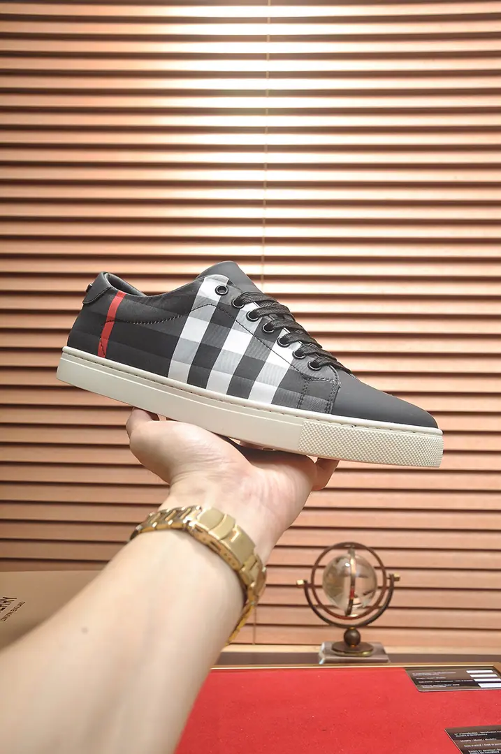 Get out of the factory. 【burberry- Boboli.】（In the cow's skin.）Classic low-band sneakers.｜Imported cattle skin with classic glycerine.｜In the cow's skin.｜Original Base｜The finest things to wear are comforts. Size: 38-44（45Do it.）