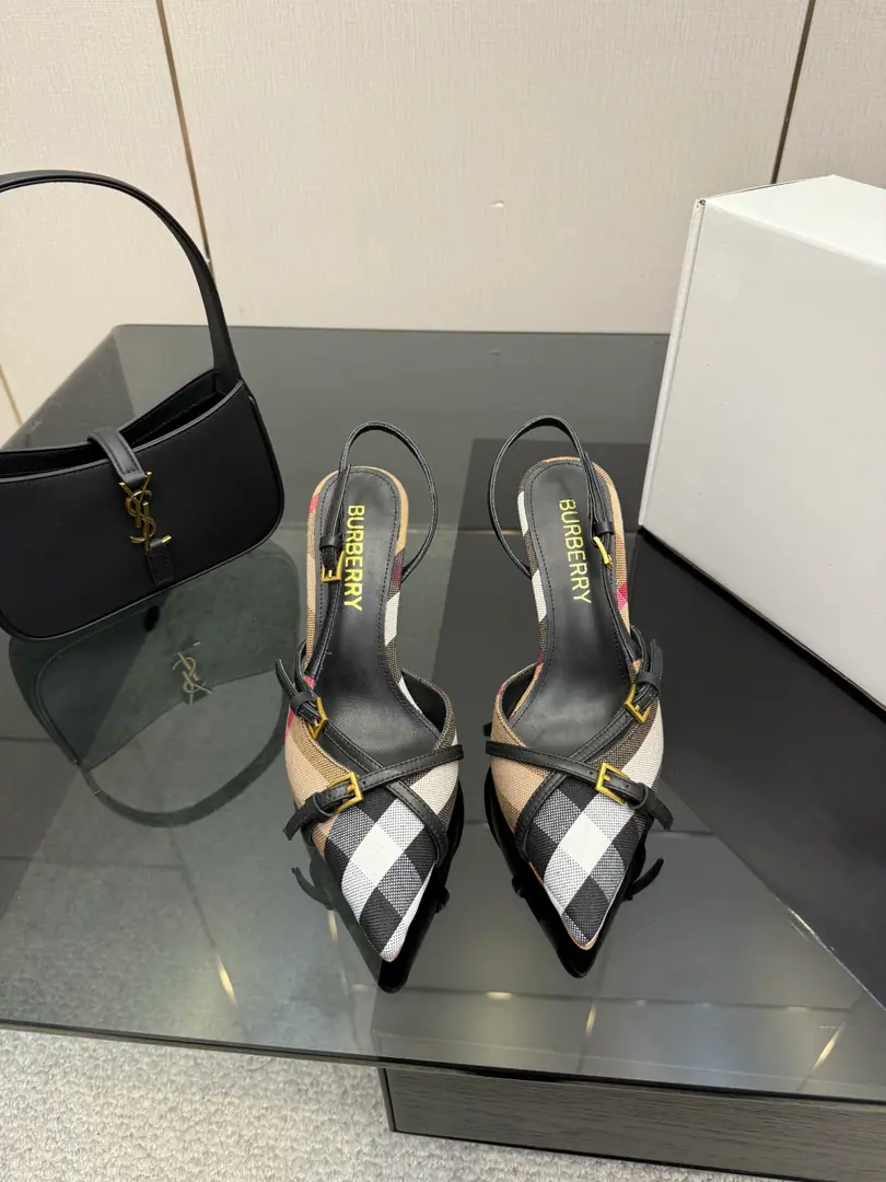 High Version Burberryy- Boboli.2026Spring and summer's new exclusive style of retrograde elegance. High heels. 🎉BURBERRYBobley England.🇬🇧Luxury brands, The rice of the hide., Original1:1Copy, The close-stringed and knitted design of round head regenerated., Decoration of branded grids. ✅Fabulous.: Original cowboy.+Bullskins. ✅Foot.: Customize sheep skins ✅Otsumi!: That's a big one. ✅He's tall.: 8.5cm ✅Codes: 35–41 （40, 41, 42Custom）