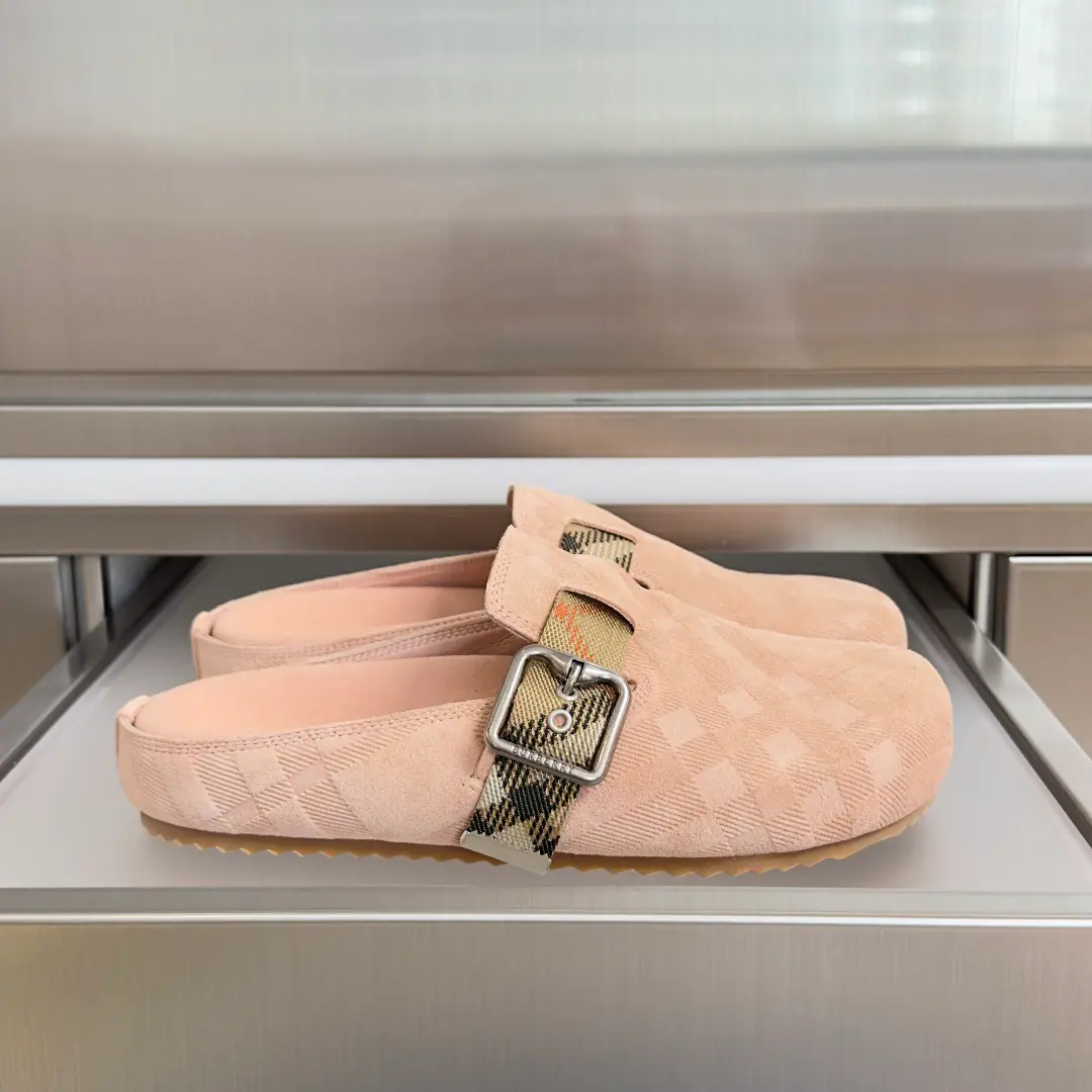 Top Version: Female / Men Burberry- Boboli.UrchinSeries Couple money. Gravity Thick Brockon's shoes. - Slugs with a head. Shoes., It's made of soft anti-featur., It's a work of art in Italy.. I'm putting a lot of pressure on the grid., A brand logo for the bottom of the stylish shoe.. & Make modifiableBFont-button Ring, A symbolic sand with decorated flowers.Burberry Gravity Send a cabinet for fine packaging🛍📦 ▪️Fabulous.: Original customized head-level cattle skin ▪️Uchi.: Imports of soft sheep skins ▪️Shoes under the sole.: Original Open-Screen Double ColourTPUMaterial ▪️Bottom: 2CM ▪️Size: Female35-40 / Men39-44（Custom45