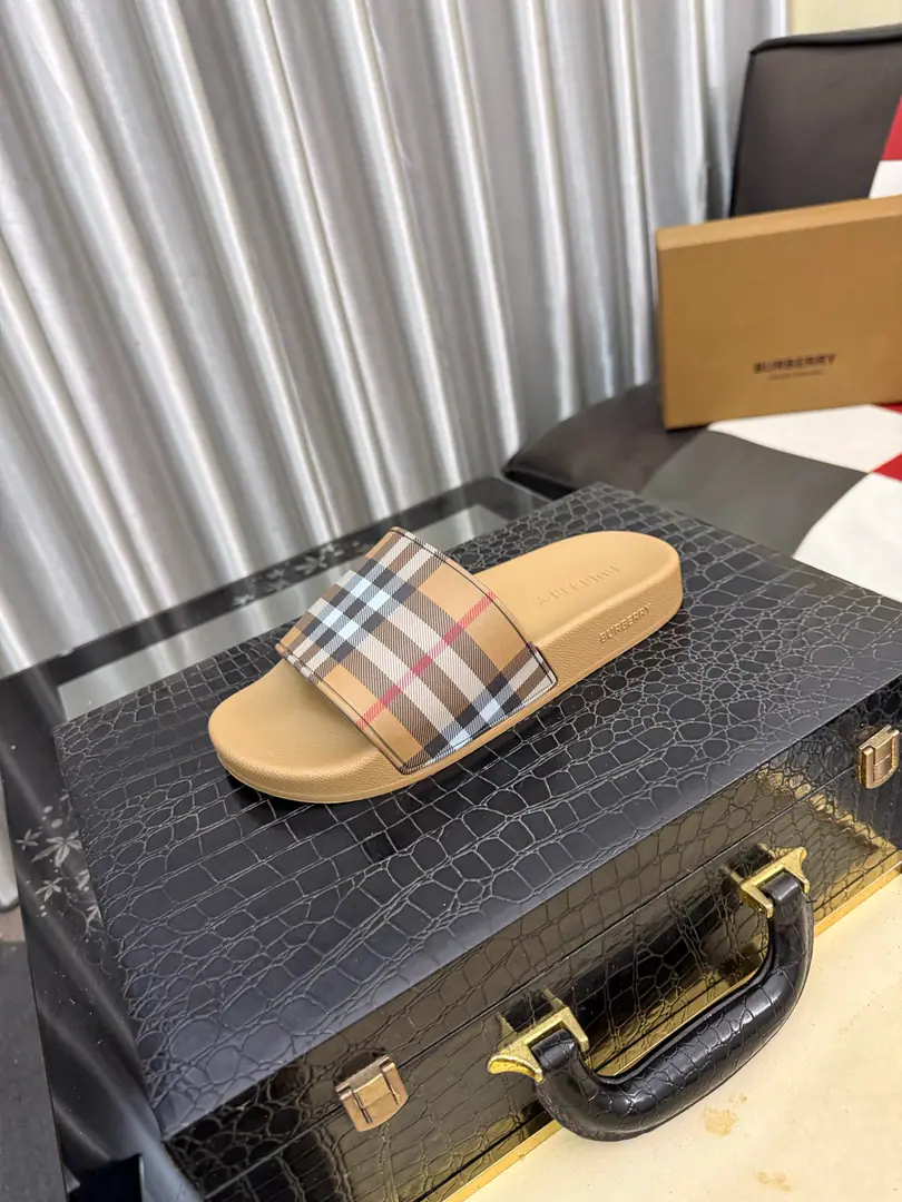 Get out of the factory.⌚⌚Burberry - Boboli slippers., Summer's new classic-cut slippers.Vintage The retro-gauge slippers. The twigs make comfort in wearing the experience. Shoe.: PVC %Heat-plastic polyurethane Shoes under the sole.: %Rubber Setup Design Sides are. Burberry Stereo-letter logo BurberryClassic-cut sandals. This classic pair of green sandals is from...Burberry (Bobley.). Design Details: Clipping, haymarketSquare Stripes, Show your toes., The side is marked with a pebbles brand., - Scalpel shoes. Size: 35-46（45, 46Do it.）