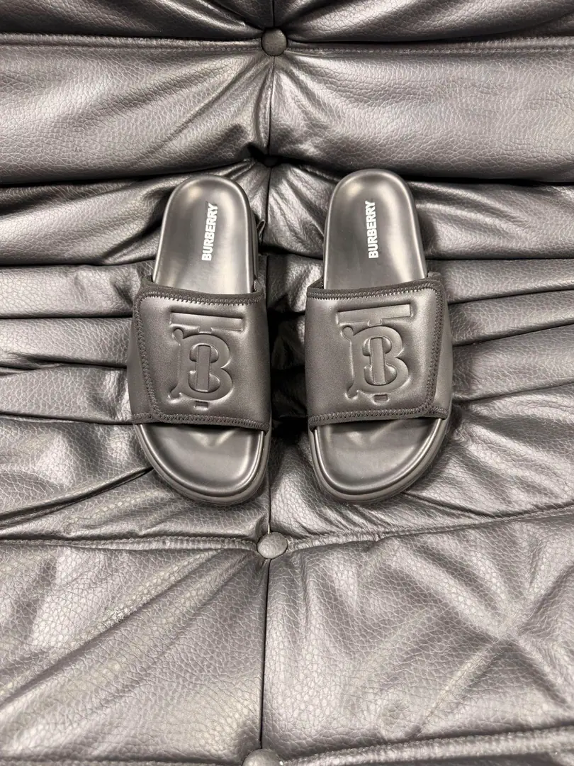Burberry - Boboli slippers., Summer's new classic-cut slippers.Vintage The retro-gauge slippers. The twigs make comfort in wearing the experience. Shoe.: PVC %Heat-plastic polyurethane Shoes under the sole.: %Rubber Setup Design Sides are. Burberry Stereo-letter logo BurberryClassic-cut sandals. This classic pair of green sandals is from...Burberry (Bobley.). Design Details: Clipping, haymarketSquare Stripes, Show your toes., The side is marked with a pebbles brand., - Scalpel shoes. Size: 38-44（45Do it.）