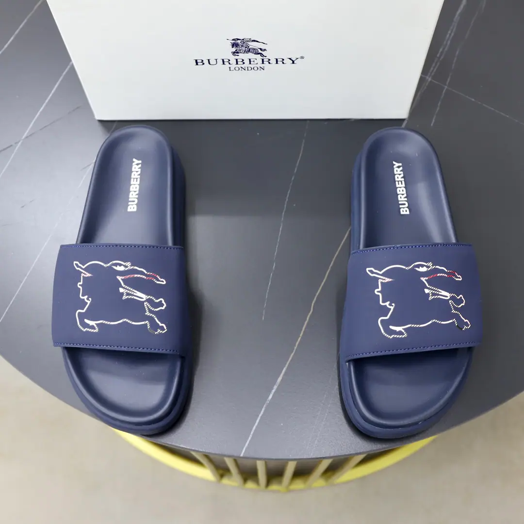 Get out of the factory. Burberry - Boboli slippers., Summer's new classic-cut slippers.Vintage The retro-gauge slippers. The twigs make comfort in wearing the experience. Shoe.: PVC %Heat-plastic polyurethane Shoes under the sole.: %Rubber Setup Design Sides are. Burberry Stereo-letter logo BurberryClassic-cut sandals. This classic pair of green sandals is from...Burberry (Bobley.). Design Details: Clipping, haymarketSquare Stripes, Show your toes., The side is marked with a pebbles brand., - Scalpel shoes. Size: 38-44（45Do it.）