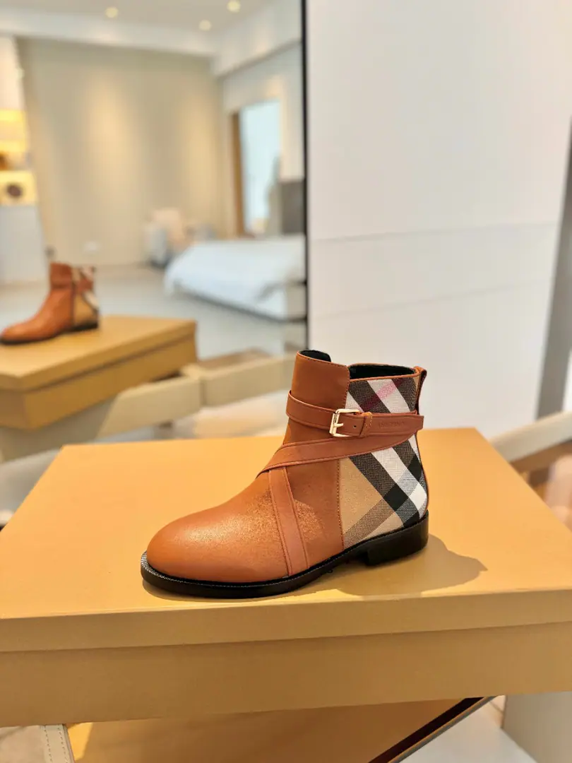 Burberryy Bobley. 𝑩𝒚𝒓𝒃𝒆𝒓𝒓𝒚𝒚 💝 👠 𝘽𝙪𝙧𝙗𝙚𝙧𝙧𝙮𝙮 Bobley. 2023The latest exclusive boot release is classic.👢 Unique. Release ⚠️Requisition high version ⚠️Burberryy - Boboli. A lazy, elegant, understanding style. 🎉BURBERRYBobley England.🇬🇧Luxury brands, The rice of the hide., Original1:1Copy, Synchronize new cabinets A classic shoe-designed tattoo with graceful knowledge.. ✅Fabulous.: Original cow leather with a rib cloth. ✅Uchi.: Customize sheep skins ✅Otsumi!: The original is really a big one. ✅He's tall.: 1.5cm ✅Codes: 35–41 （40, 41Custom）