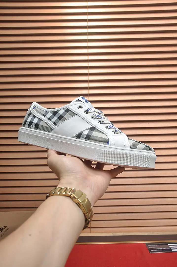 Get out of the factory. 【burberry- Boboli.】Classic low-band sneakers.｜Imported cattle skin with classic glycerine.｜In the cow's skin.｜Original Base｜The finest things to wear are comforts. Size: 38-44（45Do it.）