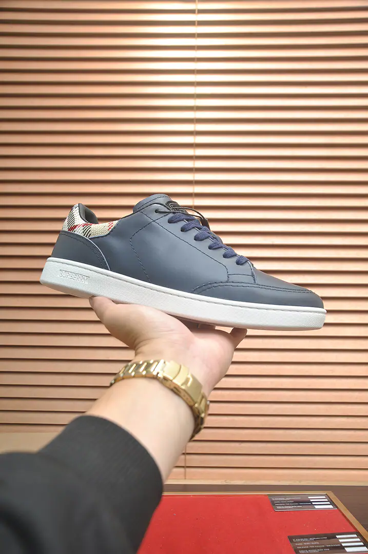 Get out of the factory. 【burberry- Boboli.】（In the cow's skin.）Classic low-band sneakers.｜Imported cattle skin with classic glycerine.｜In the cow's skin.｜Original Base｜The finest things to wear are comforts. Size: 38-44（45Do it.）