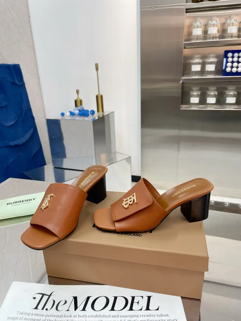 🌈🌈🌈New stuff on the shelf.☘️☘️Burberry Boboli's a rough guy., Flat slippers.🌺🌺🌺Channel cargo A sulfide slipper with a papolis.🌈🌈It has to be the same.！🌺🌺The shoe face is made of a Barboli cow., In the skin and feet., Original Open button, The extremely soft leather material is perfectly compatible with the two-foot curve of embroidery.. ❤️❤️Barboli's all vulcanized., The new smoothing and grinding of the bottom line is a natural display., It's not the original technology., 🍎🍎It's a tough process.5.5.Simulate the skin., Codes:35~42(35.40.41.42No re-election.)