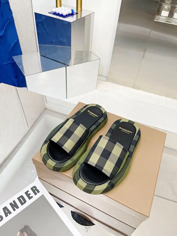 Men's clothing(39-44No re-election.44.45)🌈🌈🌈BurberryBobley.2022The year-old primed silk slippers.🔥🔥, Recite the purchase board, 🌸🌸🌸The only one who can be a big shot. 🌺🌺 ✅Fabulous.: Cotton ✅Reeb.: In the sheep's skin. 🌸🌸 ✅Otsumi!: Rubber XPU 🍎🍎✅Colours: Brown. ✅Codes: 35-40, （40.41No re-election.）