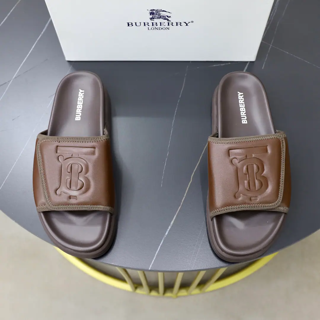 Get out of the factory. Burberry - Boboli slippers., Summer's new classic-cut slippers.Vintage The retro-gauge slippers. The twigs make comfort in wearing the experience. Shoe.: PVC %Heat-plastic polyurethane Shoes under the sole.: %Rubber Setup Design Sides are. Burberry Stereo-letter logo BurberryClassic-cut sandals. This classic pair of green sandals is from...Burberry (Bobley.). Design Details: Clipping, haymarketSquare Stripes, Show your toes., The side is marked with a pebbles brand., - Scalpel shoes. Size: 38-44（45Do it.）