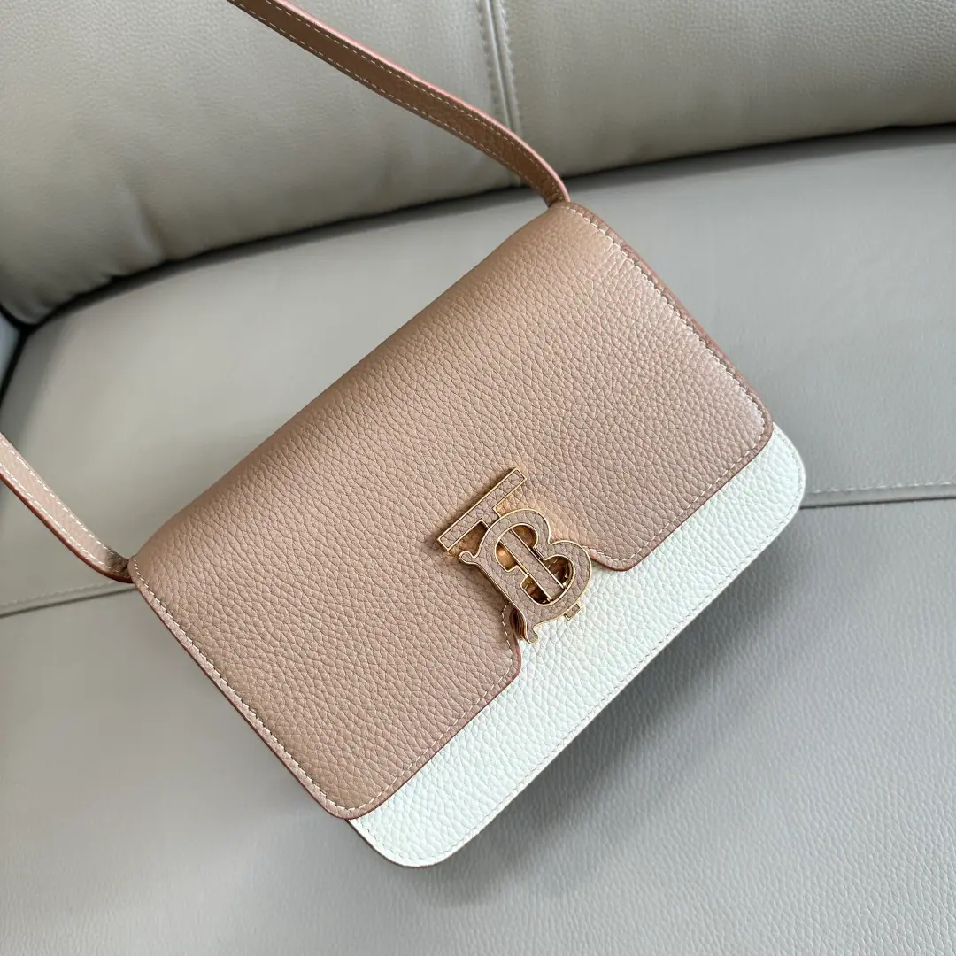 Special level BThe latest edition of the family is up.「TB Unique ID lock wrapping bag」, It's made of Italian leather., A combination of a line of inquiry., Lock button decoration Thomas Burberry Inspired Special Identification, ♪ And I can't bear ♪, Slanting or hand-building with a bag.. 21 x 6 x 16cm❤️Model3311
