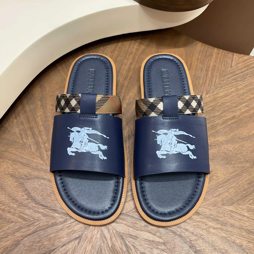 BurberryThe wind crosses with the sand. Dollar Head-decked cow skin.+MetalTBTitle, I'm so full of texture.✨ 39-44Handouts, 38/45/46Customable Multi-Current Optional, Summer shorts./Nice jeans. Comfortable, unspareable., I can wear it on a commute.