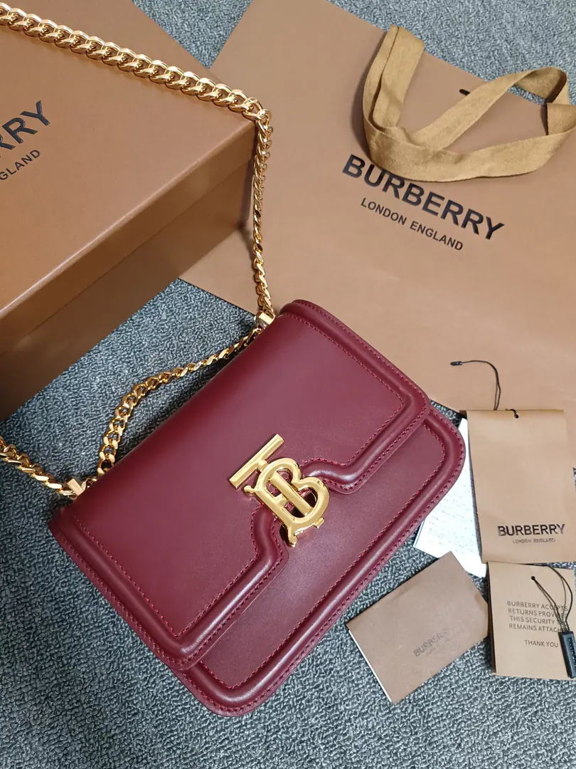 BThe latest edition of the family is up.「TB Unique ID lock wrapping bag」The Italian leather., Lock button decoration Thomas Burberry Inspired Special Identification. ♪ And I can't bear ♪, Slash or change to hand-made. Numbering: 90261 Dimensions: 21 - 6 - 16cm