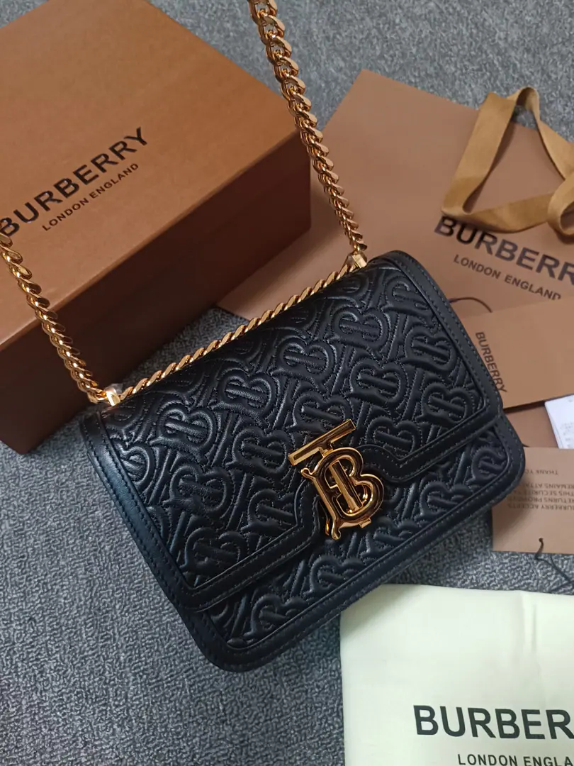 BIt's a home-based one.「TB Unique ID lock wrapping bag」, Select. Seal the lamb skin material., Lock button decoration Thomas BurInspired Special Identification. ♪ And one shoulder on your back ♪, Or adjust the back belt to make a slanting back.. Numbering: 90226 Dimensions: 21 - 6 - 16cm.