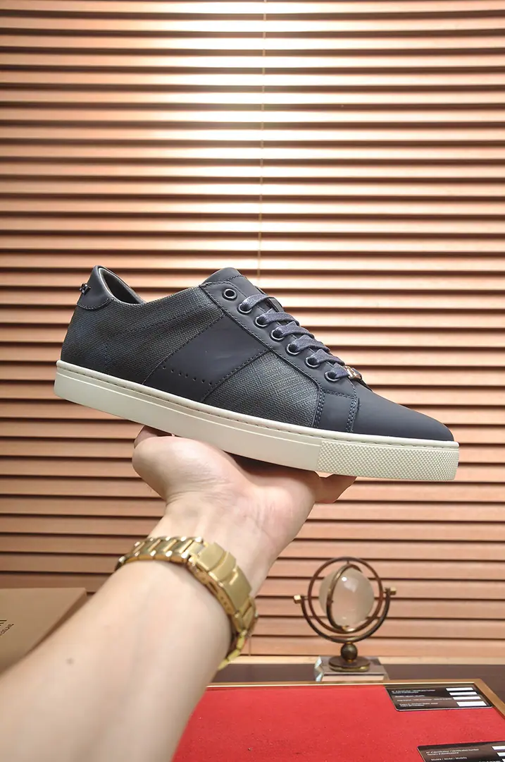 Get out of the factory. 【burberry- Boboli.】（In the cow's skin.）Classic low-band sneakers.｜Imported cattle skin with classic glycerine.｜In the cow's skin.｜Original Base｜The finest things to wear are comforts. Size: 38-44（45Do it.）