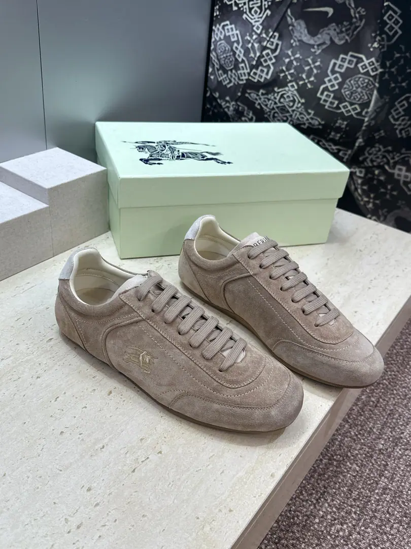 Plant prices Men+10 Burberry Bobley. 2026Spring and summer couple's new money with a leisure fashion and a sports shoe. BHome LetterlogoAcken-shoes with a 3-D embroidered flathead. Material:Shoes are imported into sheep, skin./Importing cow skin+In the skin of the watered cow.+Original OpenTpuOtsumi! Size:Female size35-41(40.41Custom without re-offer) Men39-45(45Custom without re-offer)