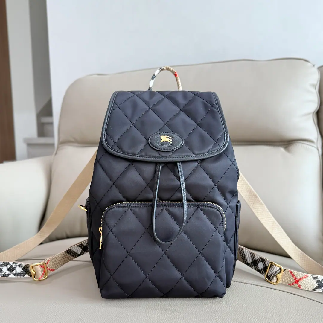 Special level BHome is new.Horseshoe Two-sleeved bag., I'm inspired by the English field.. It's a sewn-nepton., Combination with a swirling. BurberryGravity, Brand-marked sand.. A little leather decoration., I'm going to fit into the Knight's Seal., From1980 The collection of the old brand bags.. Sides are in.DType Ring, ♪ Can hang a hanger ♪, Make your own way.. The front is marked with the Knight of Horses.(EKD）The oxen. Dimensions21× 13× 34.5cm Model3961