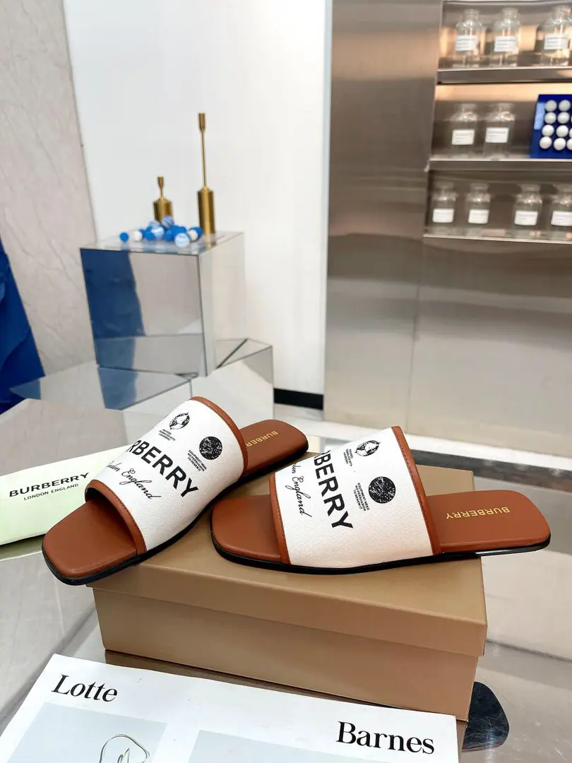 🌈🌈🌈New stuff on the shelf.☘️☘️Burberry Bobley's slippers.🌺🌺🌺Channel cargo A sulfide slipper with a papolis.🌈🌈It has to be the same.！🌺🌺The shoe face is made of a Barboli cow., In the skin and feet., Original Open button, The super soft leather material is perfect for the double-foot curve.. ❤️❤️Barboli's all vulcanized., The new smoothing and grinding of the bottom line is a natural display., It's not the original technology., 🍎🍎Process super-hard code number:35~42(40.41.42.43.44No re-election.)