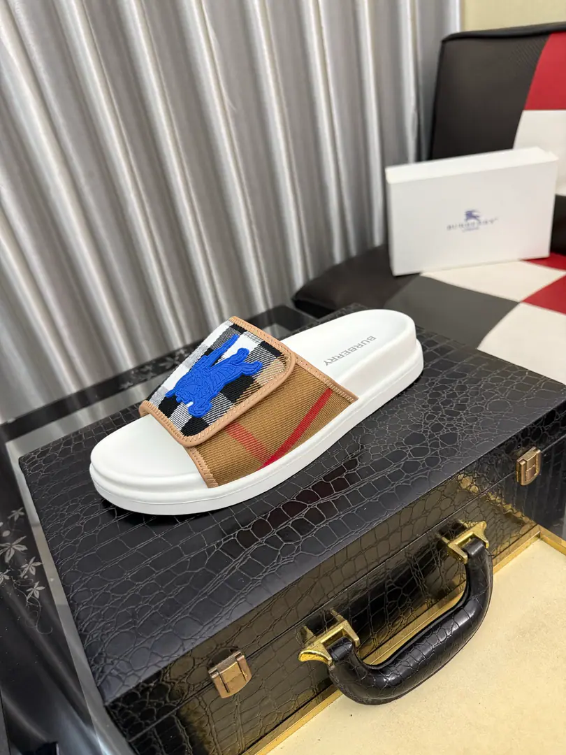 Get out of the factory.⌚⌚Burberry - Boboli slippers., Summer's new classic-cut slippers.Vintage The retro-gauge slippers. The twigs make comfort in wearing the experience. Shoe.: PVC %Heat-plastic polyurethane Shoes under the sole.: %Rubber Setup Design Sides are. Burberry Stereo-letter logo BurberryClassic-cut sandals. This classic pair of green sandals is from...Burberry (Bobley.). Design Details: Clipping, haymarketSquare Stripes, Show your toes., The side is marked with a pebbles brand., - Scalpel shoes. Size: 38-44（45Do it.）