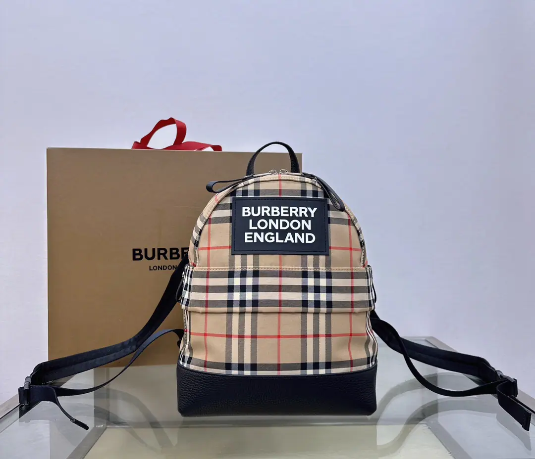 BThe latest two-handbag at home. 🎒The regurgation with the imported head-stales.💕Classic Gravity, High Recognition. Blast zipper design It's a good fit., It's a good quality. It's easier to travel everyday. It's very convenient to take things out.. Dimensions: 23x30🌟1098