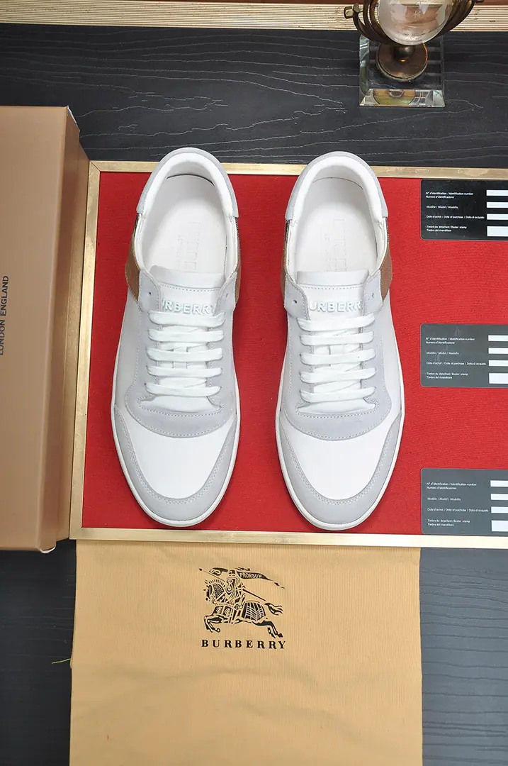 Get out of the factory. 【burberry- Boboli.】（In the cow's skin.）Classic low-band sneakers.｜Imported cattle skin with classic glycerine.｜In the cow's skin.｜Original Base｜The finest things to wear are comforts. Size: 38-44（45Do it.）