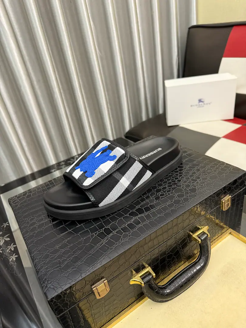 Get out of the factory.⌚⌚Burberry - Boboli slippers., Summer's new classic-cut slippers.Vintage The retro-gauge slippers. The twigs make comfort in wearing the experience. Shoe.: PVC %Heat-plastic polyurethane Shoes under the sole.: %Rubber Setup Design Sides are. Burberry Stereo-letter logo BurberryClassic-cut sandals. This classic pair of green sandals is from...Burberry (Bobley.). Design Details: Clipping, haymarketSquare Stripes, Show your toes., The side is marked with a pebbles brand., - Scalpel shoes. Size: 38-44（45Do it.）