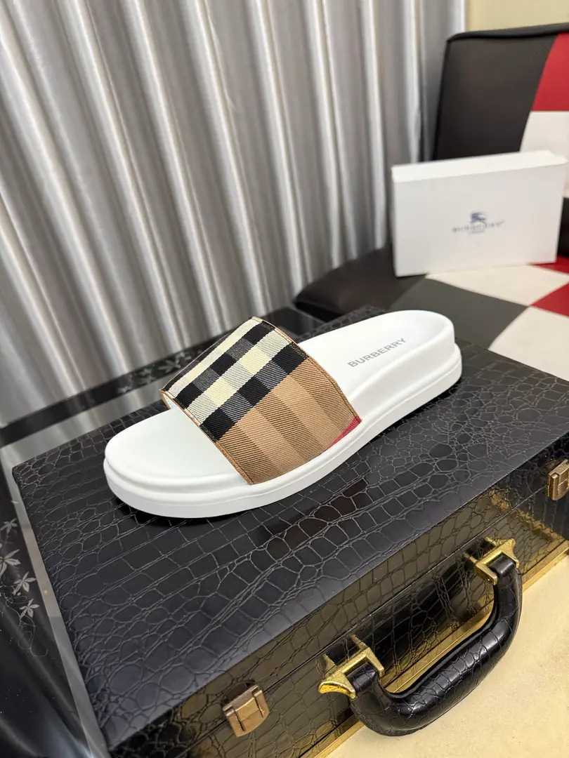 Get out of the factory.⌚⌚Burberry - Boboli slippers., Summer's new classic-cut slippers.Vintage The retro-gauge slippers. The twigs make comfort in wearing the experience. Shoe.: PVC %Heat-plastic polyurethane Shoes under the sole.: %Rubber Setup Design Sides are. Burberry Stereo-letter logo BurberryClassic-cut sandals. This classic pair of green sandals is from...Burberry (Bobley.). Design Details: Clipping, haymarketSquare Stripes, Show your toes., The side is marked with a pebbles brand., - Scalpel shoes. Size: 38-44（45Do it.）