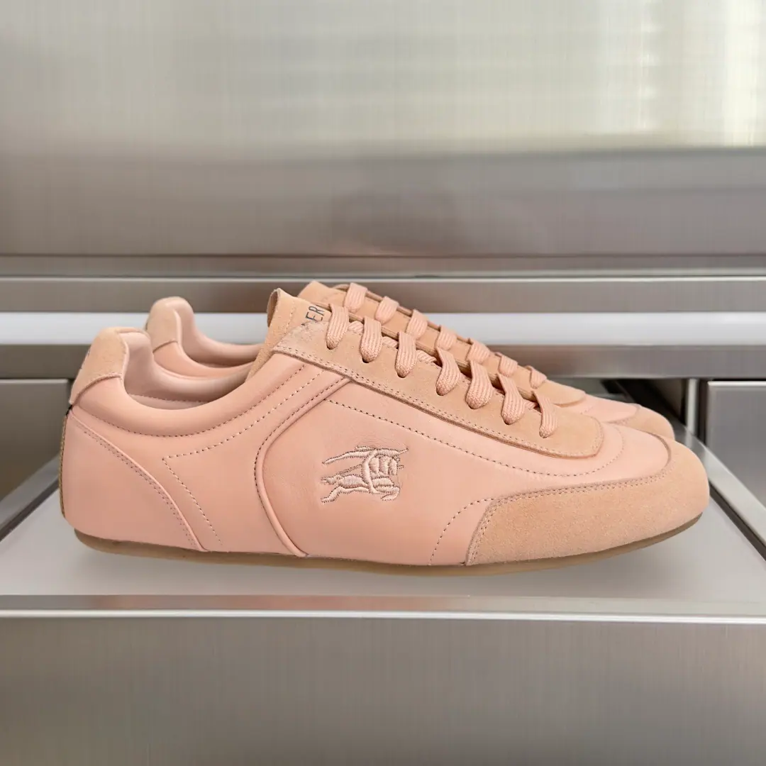 Top Version: Female/Men Burberry- Boboli.Knight Runner Series Couple money. Leisure Sports shoes - Tetsu. Knight Runner Sports shoes, A brand-marked new thing., Show currentline-like contour and simple appearance. It's made of the anti-feather leather., It's a work of art in Italy.. Low-pitched, A low profile, a symbol of the Knight of Horses.（EKD）Embroidery, Heel decoration. Burberry Gear Ripple Details. Light rubber soles are integrated into the grid stripes., I'm gonna get my bottom grip. Send a cabinet for fine packaging🛍📦 ▪️Fabulous.: Original customized head-level cattle skin ▪️Uchi.: Imports of soft sheep skins ▪️Shoes under the sole.: Original modeling of slide-resistant rubber material ▪️Bottom: 2CM ▪️Size: Female35-40 / Men39-45（Custom45