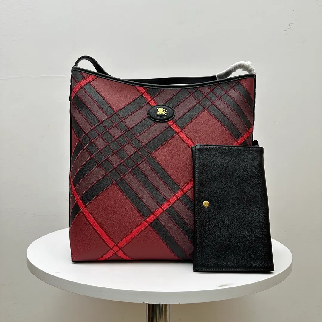 BThe latest Tot bag., The whole oxen.！I'm gonna fit into smooth little cow leather.. It's decorated and swirled. Burberry Gravity, It's got windcoats and coatings.. A small, unincorporated, well-backed band., A knight's seal., From 1980 The collection of the old brand bags.. The front is marked with the Knight of Horses. Dimensions35.5× 15 x 38cm.