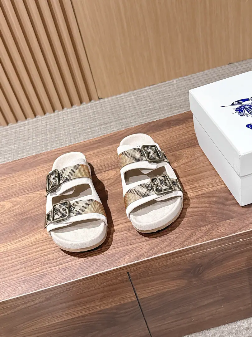 【Holly!】BURBERRY- Boboli. The tats are tied and the boots are made of bracken. New edition, I'm going to destroy all the slippers we used to have., It's more of a pair of slippers than any.. You can wear them all., Comfortable seal.！ I really don't have to say anything about doing work., Perfect with no death.！The key is the artificial design of the shoebeds for the bow., Walking is a way of spreading stress., And protect the ankles., You've been wearing it long enough.！ Light rubber against slides., It's light and it's so durable., Slips on the bottom., Just walk steady. Intermediate StereoBURBERRYTitle, I'm so full of texture., It's a good product with a heart., The upper foot is so light and so fast.！ Fabulous.: The canvas and the skin spelt together. Uchi.: Fly face. Otsumi!: Light rubber against slides. Size: 35/35/37/38/39/40（40No re-election.）