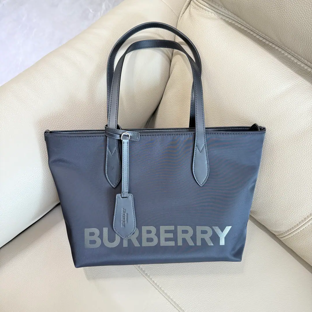 Special level BURnylon skin. Totbag. Shopping bags It's light., The super-capacity is designed with classic Barboli waterproof nylons., But with a slant back.. - With a zipper. There's a zipper bag inside.. Dimensions: 30X24x11Open up.40cm🌟🌟Model3151