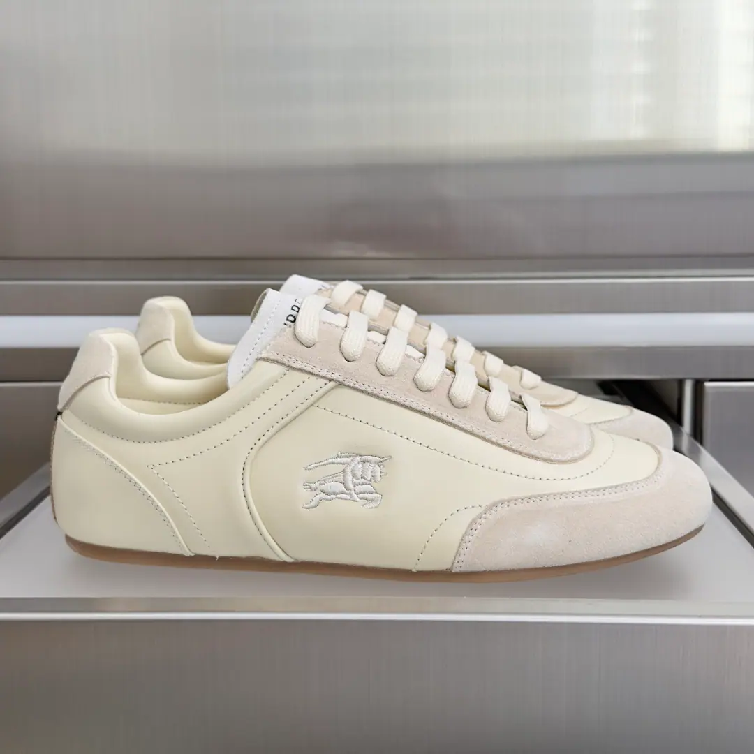 Top Version: Female/Men Burberry- Boboli.Knight Runner Series Couple money. Leisure Sports shoes - Tetsu. Knight Runner Sports shoes, A brand-marked new thing., Show currentline-like contour and simple appearance. It's made of the anti-feather leather., It's a work of art in Italy.. Low-pitched, A low profile, a symbol of the Knight of Horses.（EKD）Embroidery, Heel decoration. Burberry Gear Ripple Details. Light rubber soles are integrated into the grid stripes., I'm gonna get my bottom grip. Send a cabinet for fine packaging🛍📦 ▪️Fabulous.: Original customized head-level cattle skin ▪️Uchi.: Imports of soft sheep skins ▪️Shoes under the sole.: Original modeling of slide-resistant rubber material ▪️Bottom: 2CM ▪️Size: Female35-40 / Men39-45（Custom45