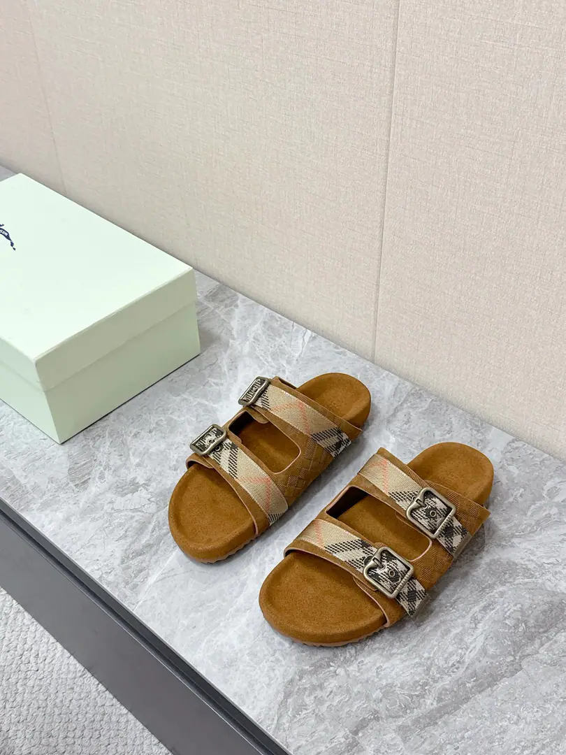 - Boboli.BurberryThe latest couple's double-buttoned with sandals. A superstar, red grass. Classic design The details are full of brand elements. Brand value. It's not like you can run into a shirt. It's easy to not have too much decoration. Always Very Simple ♪ Take a breath and relax ♪ The humanities score is for footwalk pressure. The suspense is saturated. He's been running all day without pressure. A lazy, lazy set-up style. It's easy to ride in the morning, eight shifts or the sun. Shoe-faced cow revel Original modeling slides over base Size: Women35-40Men39-45