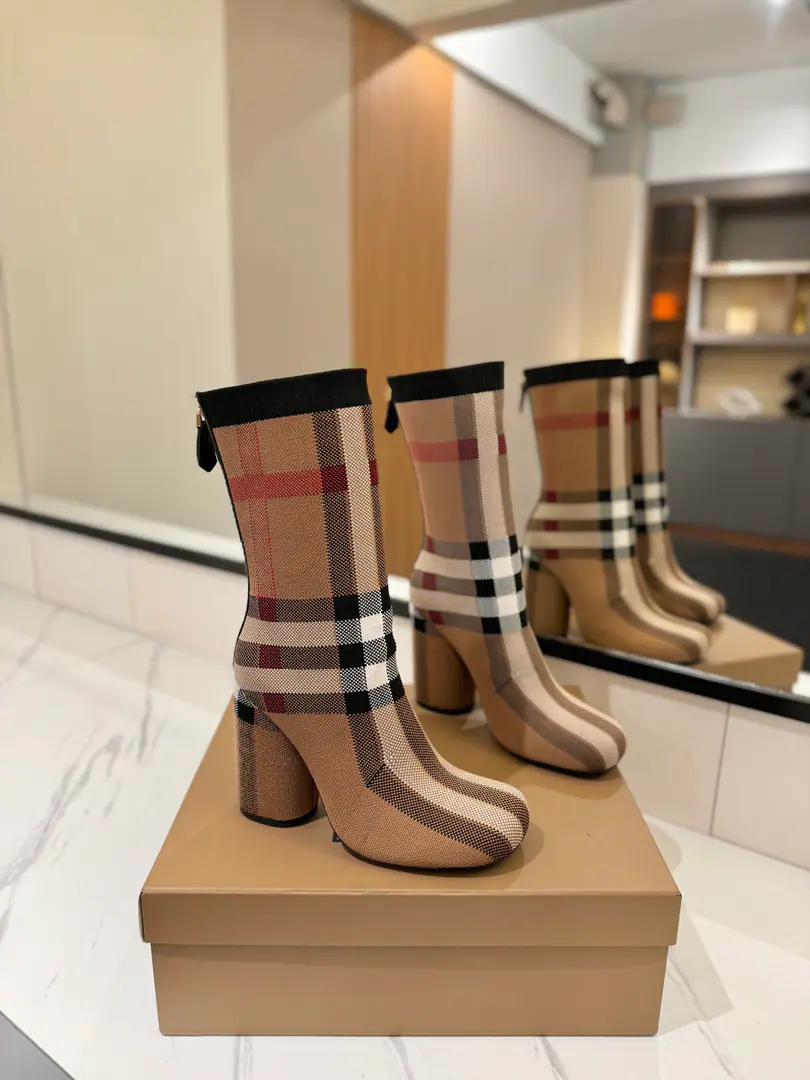 Get out of the factory. 𝘽𝙪𝙧𝙗𝙚𝙧𝙧𝙮𝙮 Bobley.2023The new exclusive is launching a round-headed and stunned boots.👢 BURBERRYBobley England.🇬🇧Luxury brands, Original1:1Copy, Close-armed boots., Design round boots with a thick heel., Decoration branding pattern. 🆕🆕🆕 ⚠Boots.: 92%Polyester fibres, 8%Flexible fibres, ♪ In the inside, you'll have to put your feet on the skin ♪, Italy🇮🇹That's a big one.👍👍👍 ✅Fabulous.: Import Italian ballistics ✅Otsumi!: The original is really a big one. ✅He's tall.: 𝟏𝟎.𝟓𝙘𝙢 ✅- A bag.: The ancient classics of the leather bag and... ✅Codes: 𝟑𝟒-𝟒𝟏（𝟑𝟒.𝟒𝟎.𝟒𝟏Do it.） ✅Humming: 𝟐𝟎𝙘𝙢 ✅Boots.: 𝟐𝟑𝙘𝙢