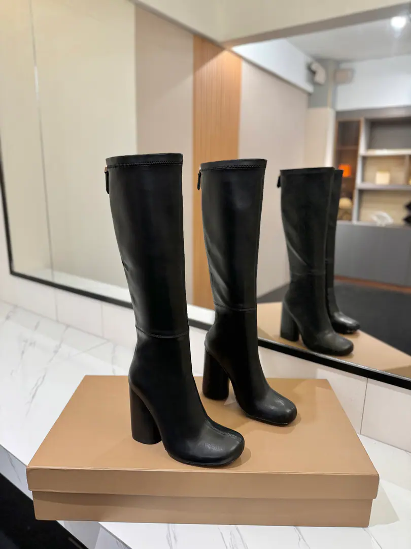Plant price: 𝘽𝙪𝙧𝙗𝙚𝙧𝙧𝙮𝙮 The exclusive launch of the round-head logo and the stun boots.👢 🎉BURBERRYBobley England.🇬🇧Luxury brands, Original1:1Copy, Close-armed boots., Design round boots with a thick heel., Decoration branding pattern. 🆕🆕🆕 ⚠Boots.: Italy🇮🇹Erasing, ♪ In the inside, you'll have to put your feet on the skin ♪, Italy🇮🇹That's a big one.💞！！！ ✅Fabulous.: Import Italian ballistics ✅Otsumi!: The original is really a big one. ✅He's tall.: 𝟏𝟎.𝟓𝙘𝙢 ✅- A bag.: The ancient classics of the leather bag and... ✅Codes: 𝟑𝟒-𝟒𝟏（𝟑𝟒.𝟒𝟎.𝟒𝟏Do it.） ✅Humming: 𝟒𝟎𝙘𝙢 ✅Boots.: 𝟐𝟗𝙘𝙢