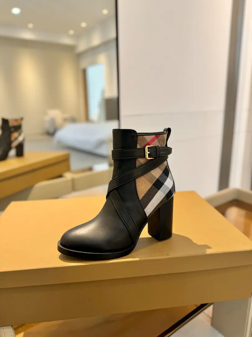 Burberryy Bobley. 𝑩𝒚𝒓𝒃𝒆𝒓𝒓𝒚𝒚 💝 👠 𝘽𝙪𝙧𝙗𝙚𝙧𝙧𝙮𝙮 Bobley.2023The latest exclusive boot release is classic.👢 Unique. Release ⚠️Requisition high version ⚠️Burberryy - Boboli. A lazy, elegant, understanding style. 🎉BURBERRYBobley England.🇬🇧Luxury brands, The rice of the hide., Original1:1Copy, Synchronize new cabinets A classic shoe-designed tattoo with graceful knowledge.. ✅Fabulous.: Original cow leather with a rib cloth. ✅Uchi.: Customize sheep skins ✅Otsumi!: The original is really a big one. ✅He's tall.: 10cm ✅Codes: 35–41 （40, 41Custom）