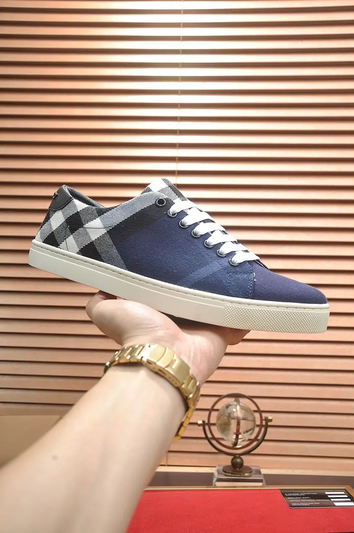 Get out of the factory. 【burberry- Boboli.】（In the cow's skin.）Classic low-band sneakers.｜Imported cattle skin with classic glycerine.｜In the cow's skin.｜Original Base｜The finest things to wear are comforts. Size: 38-44（45Do it.）