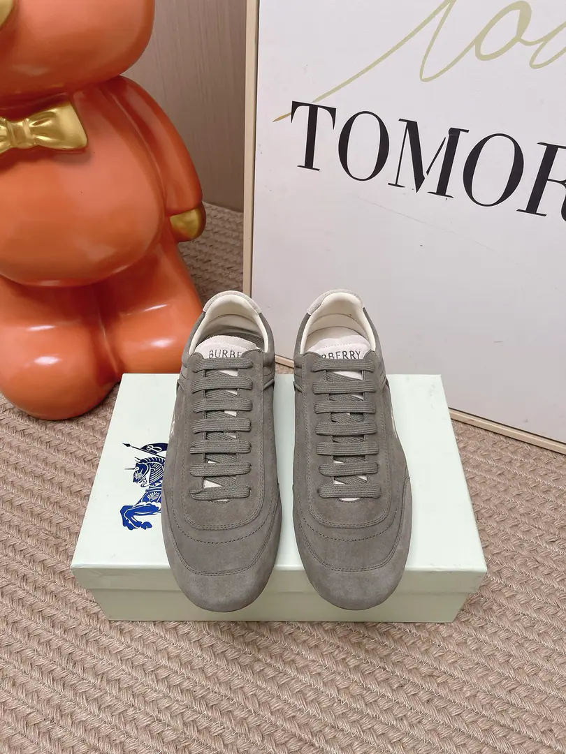Top Version: Men➕10 𝐁𝐔𝐑𝐁𝐄𝐑𝐑𝐘# Bobley's new Margo-Little and all the new balconies.·- Boboli.（Burberry）Classic Prototypes It's a really nice shoe.··Knight's blue skates. Finally, I see the latest slanting sneakers really look good., I can do whatever I want. Sports shoes, It's made of cotton-combined fabric.. Made in Italian craftsmen., Decorative Swirl Burberry Gear. With a lined and twig shoelace on the eye of the net., The rubber shoe bottom is a collection. Burberry Letter logo. From Burberry The classics., The necessary provision for the closet is interpreted in a branded style.. The knight's logo is on the side of round-shoes and tongue.（EKD）Label leather shoes mats, Shoes bottom strap. Burberry Letter logo size: 35-44