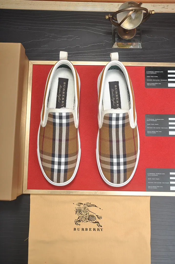 Get out of the factory. 【burberry- Boboli.】Classic low-band sneakers.｜Imported cattle skin with classic glycerine.｜In the sheep's skin.｜Original Base｜The finest things to wear are comforts. Size: 38-44（45Do it.）