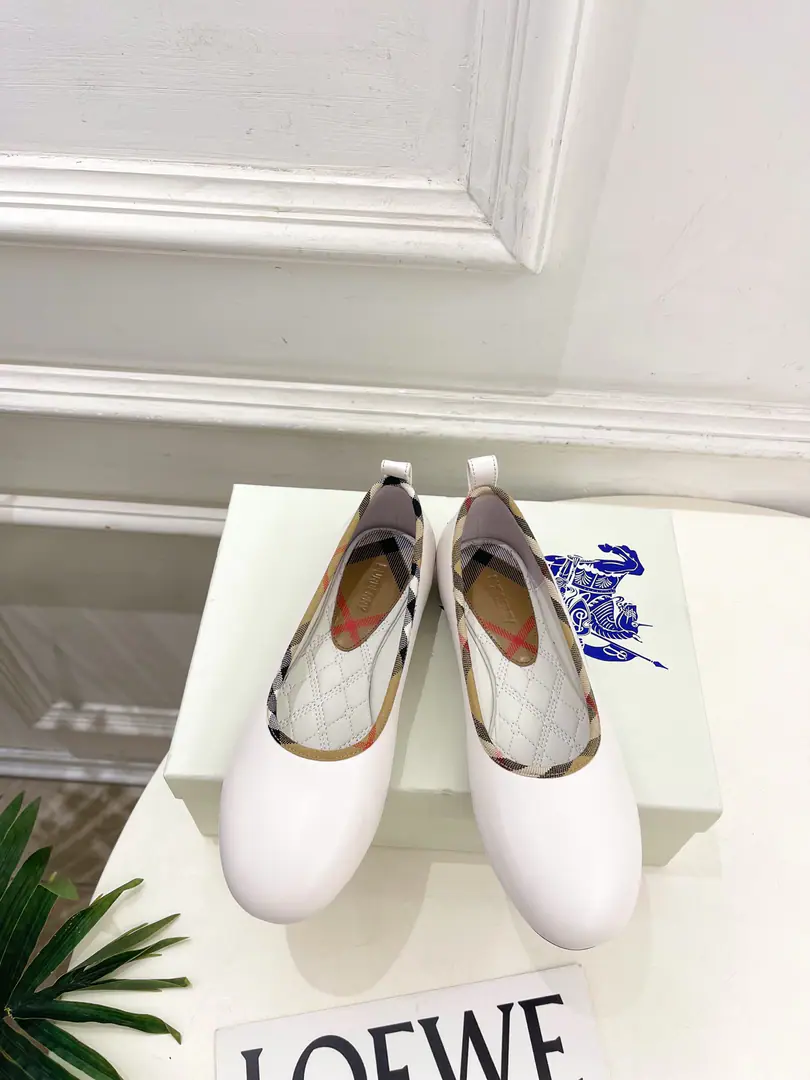 Burberry- Boboli. 2026New The ancient classics of the blue-cut ballet shoes. As the most popular designer in these two years,, Simple design, The details are so clever., It's clean and unpopular.！ You don't want to see the brand., It's a little small but it's a good match., ins, Little Red Books are everywhere. ！BSOriginal 1-to-one.！ ◾️Shoe.: Original-Skin-Specific Cow-Skin ◾️Uchi.: Import mixed sheep skin ◾️Otsumi!: The original import is really big. ◾️He's tall.: Floor ◾️Codes: 35~39(40.41Make a no-refund order.） ◾️Plant price ◾️Numbering: 2608045
