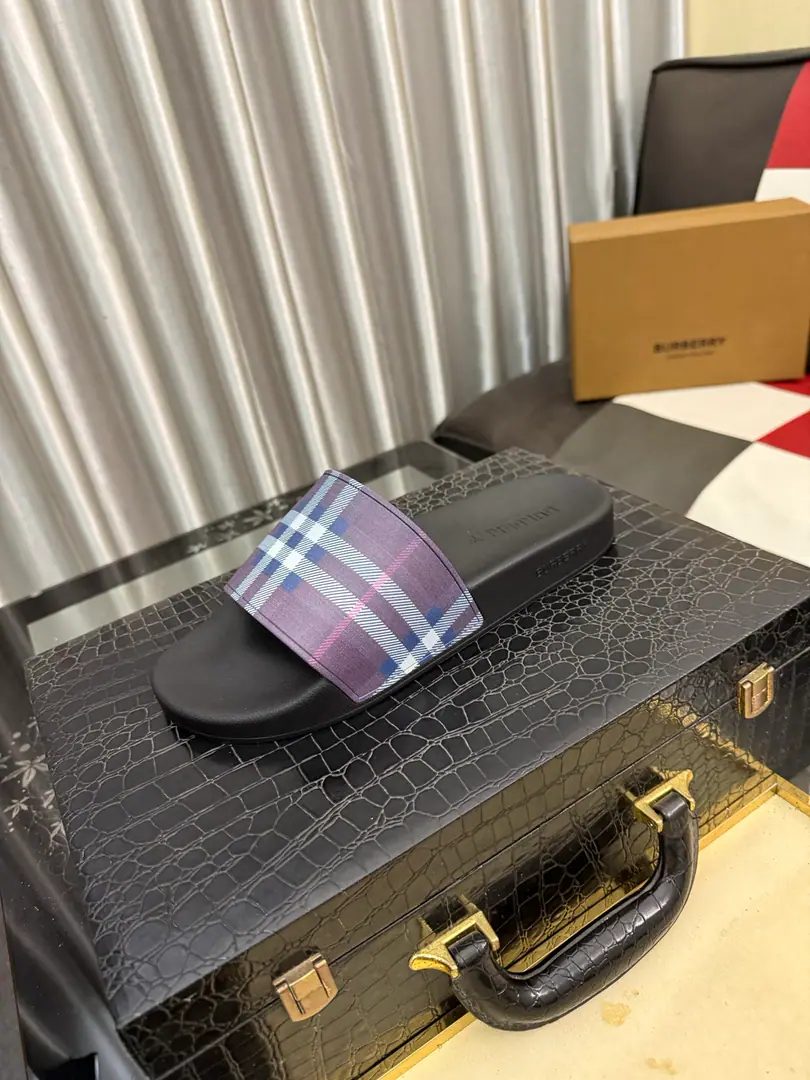 Get out of the factory.⌚⌚Burberry - Boboli slippers., Summer's new classic-cut slippers.Vintage The retro-gauge slippers. The twigs make comfort in wearing the experience. Shoe.: PVC %Heat-plastic polyurethane Shoes under the sole.: %Rubber Setup Design Sides are. Burberry Stereo-letter logo BurberryClassic-cut sandals. This classic pair of green sandals is from...Burberry (Bobley.). Design Details: Clipping, haymarketSquare Stripes, Show your toes., The side is marked with a pebbles brand., - Scalpel shoes. Size: 35-46（45, 46Do it.）