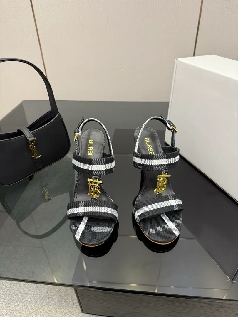 High Version Burberryy- Boboli.2026Spring and summer's new exclusive style of retrograde elegance. High heels. 🎉BURBERRYBobley England.🇬🇧Luxury brands, The rice of the hide., Original1:1Copy, The close-stringed and knitted design of round head regenerated., Decoration of branded grids. ✅Fabulous.: Original cowboy.+Bullskins. ✅Foot.: Customize sheep skins ✅Otsumi!: That's a big one. ✅He's tall.: 10cm ✅Codes: 35–41 （40, 41, 42Custom）
