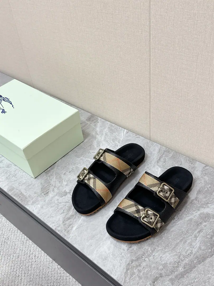 - Boboli.BurberryThe latest couple's double-buttoned with sandals. A superstar, red grass. Classic design The details are full of brand elements. Brand value. It's not like you can run into a shirt. It's easy to not have too much decoration. Always Very Simple ♪ Take a breath and relax ♪ The humanities score is for footwalk pressure. The suspense is saturated. He's been running all day without pressure. A lazy, lazy set-up style. It's easy to ride in the morning, eight shifts or the sun. Shoe-faced cow revel Original modeling slides over base Size: Women35-40Men39-45