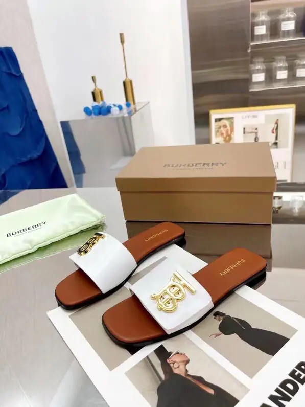 🌈🌈🌈New stuff on the shelf.☘️☘️Burberry Bobley's slippers.🌺🌺🌺Channel cargo A sulfide slipper with a papolis.🌈🌈It has to be the same.！🌺🌺The shoe face is made of a Barboli cow., In the skin and feet., Original Open button, The super soft leather material is perfect for the double-foot curve.. ❤️❤️Barboli's all vulcanized., The new smoothing and grinding of the bottom line is a natural display., It's not the original technology., 🍎🍎Process super-hard code number:35~42(40.41.42No re-election.)